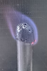 ジュラコンの燃焼実験です。青白い炎で、よく燃え自然には消えない。刺激臭がする。